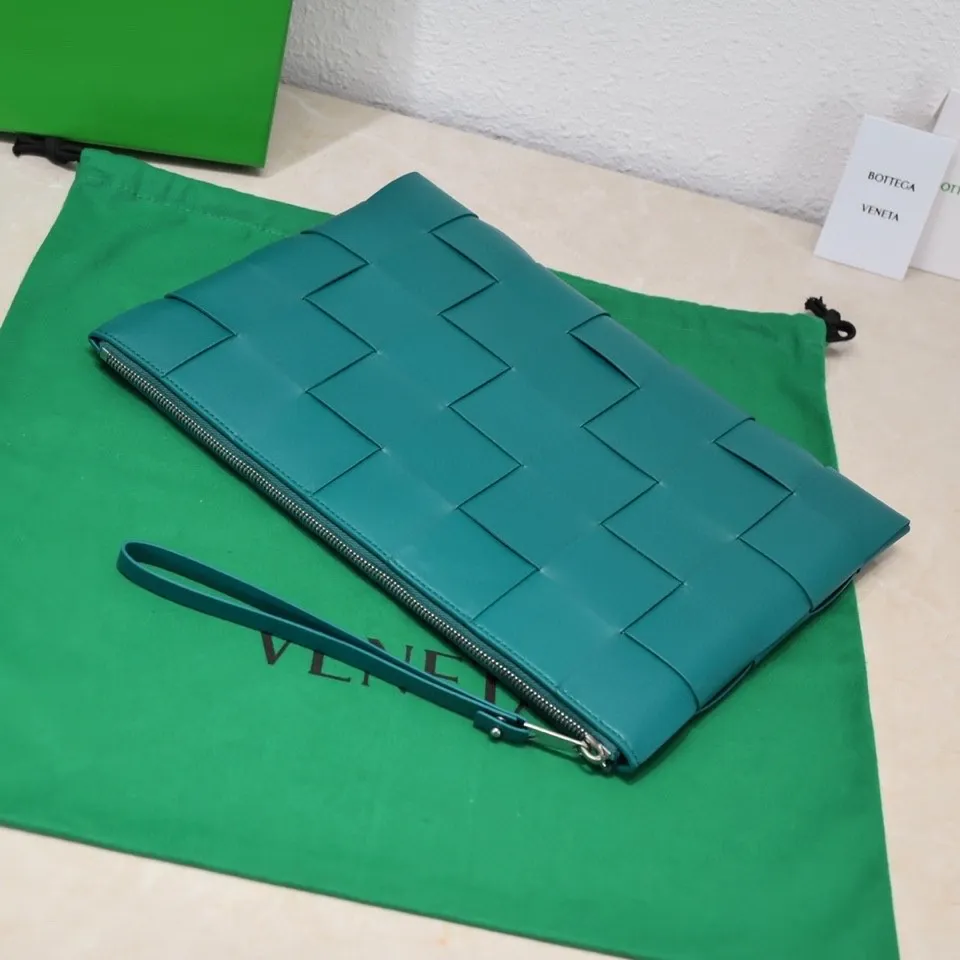 Batch 1360 Bv 2022 new large woven sheepskin handbag [gift], this handbag continues the iconic weaving process of the past. The leather is delicate and soft to the touch, and the overall shape is excellent. There are inner zippers. The strips are organized and stored. It looks casual, but it is the finishing touch to your whole body. The best choice for gifts or personal use. Size: 35x25x1, model: 80-8#